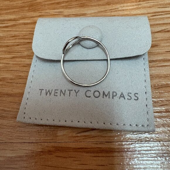 Twenty Compass Set of 2 size 8 rings - Picture 7 of 11